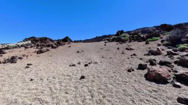 Uçsuz bucaksız ve büyüleyici çöl manzarasına girin. Güzel, berrak mavi gökyüzünün yanında kayalık araziler sergilensin.