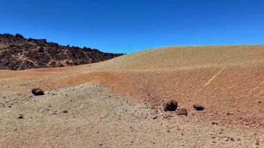 Sersemletici çöl güzelliğini, berrak mavi gökyüzünün altında canlı dokularıyla keşfetmek, hayranlık uyandırır.