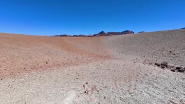 Geniş ve geniş bir çöl arazisi, canlı renklerle birlikte eşsiz jeolojik oluşumlar sergiliyor.