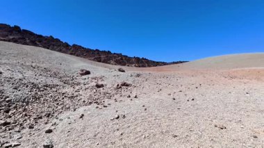Berrak mavi gökyüzü ve engebeli kayalık arazileri barındıran nefes kesici ve şaşırtıcı derecede çorak bir arazi.