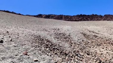 El değmemiş mavi gökyüzüne karşı kayalık bir manzaranın nefes kesici görüntüsü, saf güzelliği gözler önüne seriyor.