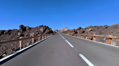 Nefes kesici ve eşsiz volkanik kaya oluşumlarıyla çevrili kesinlikle nefes kesici bir yol manzarası.