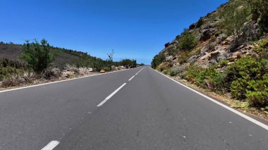 Bereketli doğayla sarmalanmış nefes kesici ve güzel bir yol, seyahat ve macera için ideal.