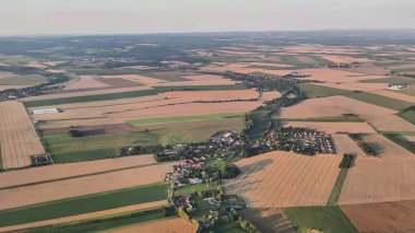 Geniş tarlaların ve yeşilliklerin güzel hava manzarası, tarım arazilerinin büyüleyici dokularını gözler önüne seriyor.