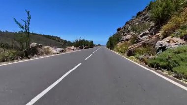 Bereketli doğayla sarmalanmış nefes kesici ve güzel bir yol, seyahat ve macera için ideal.