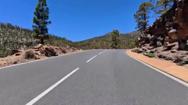 Çok güzel ve dolambaçlı bir yol. Etrafı yemyeşil ve büyüleyici kayalıklarla çevrili.