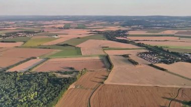 Bu çarpıcı hava manzarası, geniş alanların ve sakin kırsal alanların nefes kesici güzelliğini yakalar.
