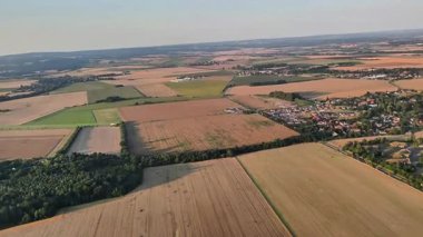 Geniş tarlaları, yemyeşil ormanları ve büyüleyici kırsal yerleşim yerlerini gösteren manzara çok güzel.