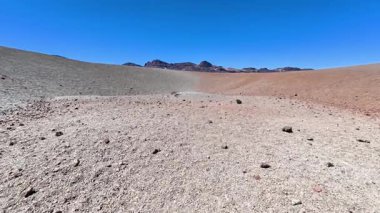 Uçsuz bucaksız bir çöl manzarasında büyüleyici kaya renkleri ve dokularıyla eşsiz kurak araziyi keşfedin.
