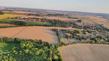 Göz kamaştırıcı hava görüntüsü tarlaların güzel bir karışımını ve kırsal kesimdeki tuhaf bir köyü gösteriyor..