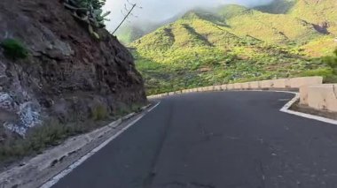 Güzel, dolambaçlı bir yol. Canlı dağlar ve yemyeşil alanlar arasında. Tüm doğa meraklıları için ideal.