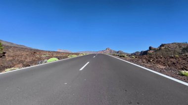 Kayalık arazi ve mavi gökyüzü ile çevrili, seyahat görüntülerini yakalamak için mükemmel bir yol.