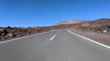 Çarpıcı volkanik arazide dolambaçlı bir yol, doğanın ve maceranın huzurlu güzelliğini gözler önüne seriyor.