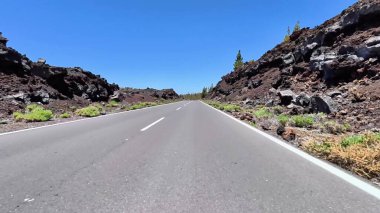 Unutulmaz bir macerada, berrak mavi gökyüzünün altında volkanik kayalar ve yeşillikler arasında çarpıcı bir rota keşfet.