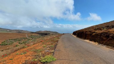 Gelin ve nefes kesici manzaralar ve hayat dolu manzaralar sunan çarpıcı güzellikte bir kıyı yolunu keşfedin.