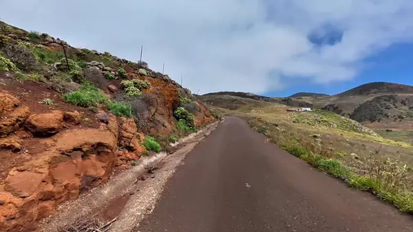 Etrafı canlı doğa ve çarpıcı kayalıklarla çevrili dolambaçlı bir yol boyunca bir maceraya atılın.