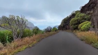 Etrafı yemyeşil ve engebeli kayalıklarla çevrili dolambaçlı bir dağ yolunu keşfe çıkın.