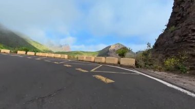 Çarpıcı manzaralı, maceraperest ve fotoğrafçılar için mükemmel manzaralı bir dağ yolu keşfedin..