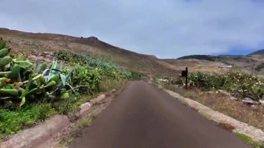 Bereketli yeşillikler ve güzel manzaralarla çevrili manzaralı bir dağ yolunda maceraya atılmak.