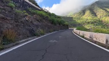 Bu dolambaçlı yol boyunca güzel dağ manzarasının tadını çıkarın. Keşif ve heyecan verici maceralar için mükemmel.