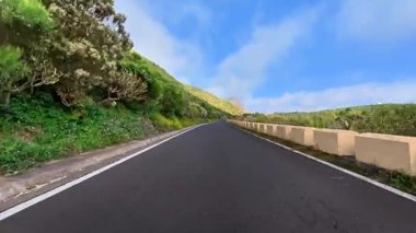 Büyüleyici bir yolculuğa çıkın dolambaçlı bir yolda, çarpıcı manzaralarla ve huzurlu gökyüzüyle süslenmiş