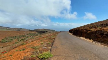 Gelin ve nefes kesici manzaralar ve hayat dolu manzaralar sunan çarpıcı güzellikte bir kıyı yolunu keşfedin.