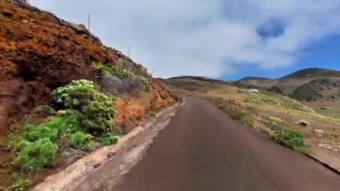 Etrafı canlı doğa ve çarpıcı kayalıklarla çevrili dolambaçlı bir yol boyunca bir maceraya atılın.
