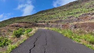 Sizi bereketli volkanik dağ manzaralarından geçiren dolambaçlı toprak bir yol boyunca manzaralı bir yolculuğa çıkın.
