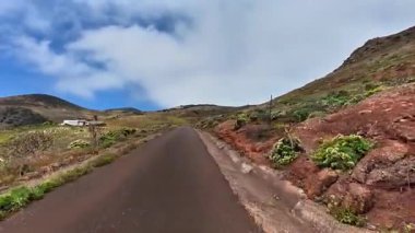 Unutulmaz bir maceraya atılın sakin bir gökyüzünün altındaki canlı tepelerin arasından dolan manzaralı bir yol boyunca