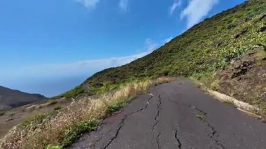 Güzel ve dolambaçlı bir yoldur yemyeşil, mükemmel bir şekilde okyanusa bakan.