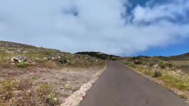 Güzel bir yolda ilerleyin. Resmedilmeye değer tepelerde dolaşın. Atmosferik bir gökyüzünün altında eşsiz bir bitki örtüsüyle.