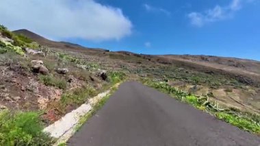 Manzaralı ve pitoresk bir yol zarif bir şekilde dolambaçlı bir çöl manzarasında parlak mavi bir gökyüzünün altında