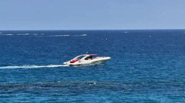 Pürüzsüz bir yatın canlı mavi okyanus sularında yol alırken hızın heyecan verici heyecanını yaşayın.