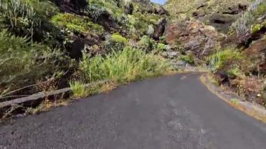 Dolambaçlı bir yol güzel yemyeşil ve kayalık uçurumlardan geçer, doğa ve macera aşıkları için idealdir.