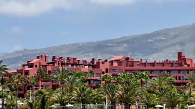 Bu göz kamaştırıcı ve zarif tatil köyü, bereketli palmiye ağaçları ve görkemli dağların arasına yerleşmiş canlı bir mimariye sahiptir.