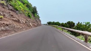 Çevresindeki doğa tarafından mükemmel çerçevelenmiş güzel, dolambaçlı bir yol, seyahat ve keşif maceraları için ideal.