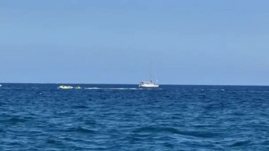 Rahatlayın ve enfes bir teknenin ve su sporları aktivitelerinin yer aldığı büyüleyici bir okyanus sahnesinin tadını çıkarın.