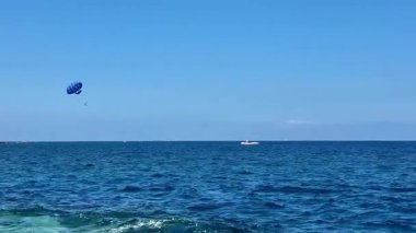 Güzel mavi sularda deniz paraşütü yapmanın heyecanını yaşayın. Heyecan arayan maceraperestler için mükemmel.