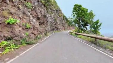 Sarmal bir yol engebeli bir uçurumu takip eder. Etrafı yemyeşil ve nefes kesici manzaralarla çevrilidir. Duyuları büyüler.