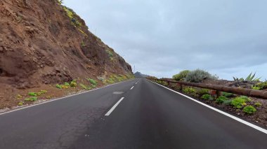 Görkemli dağlarla çevrili güzel, dolambaçlı bir yol ve unutulmaz bir macera için mükemmel bir yeşillik.