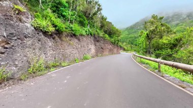 Yeşillik ve nefes kesen kayalık manzaralarla çevrili pitoresk, dolambaçlı bir yol boyunca keşif ve yolculuk.