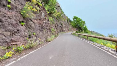 Sarmal bir yol engebeli bir uçurumu takip eder. Etrafı yemyeşil ve nefes kesici manzaralarla çevrilidir. Duyuları büyüler.