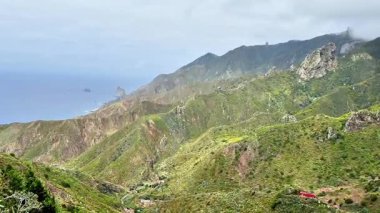 Bereketli yeşillik ve dramatik uçurumların çerçevelediği dağların ve okyanusun nefes kesici manzarasının tadını çıkar.