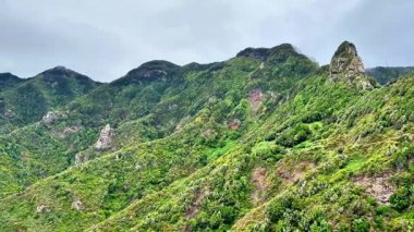 Eşsiz kaya oluşumlarıyla çarpıcı yeşil dağlar doğanın nefes kesici güzelliğini zarifçe yakalıyor.