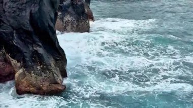 Güçlü okyanus dalgalarının çarpıcı görüntüleri büyüleyici manzarada engebeli bir kıyı şeridini çarpıyor.