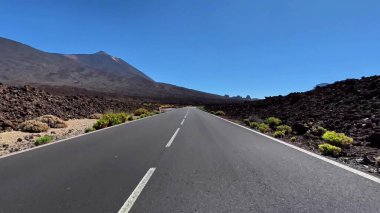 Volkanik oluşumlar ve canlı bitki örtüsüyle çevrili çarpıcı bir dağ yolunda keyifli bir yolculuğa çıkın.
