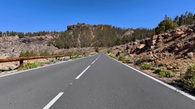 Dağlık bir arazide güzel, dolambaçlı bir yol, yemyeşil ve çarpıcı manzaralar sergiliyor..