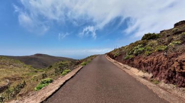 Dolambaçlı bir yolda, çarpıcı manzaralı bir maceraya atılmak, doğa aşıkları için ideal.