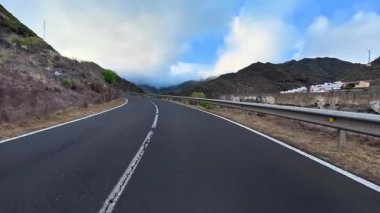 Görkemli dağların kucakladığı güzel, dolambaçlı bir yol doğanın çarpıcı manzarasını gözler önüne seriyor.