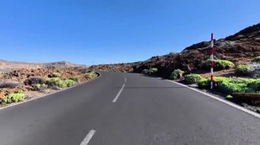 Güzel, dolambaçlı bir yol, kurak manzaralarda dolaşır, doğanın ve maceranın çarpıcı güzelliğini gözler önüne serer